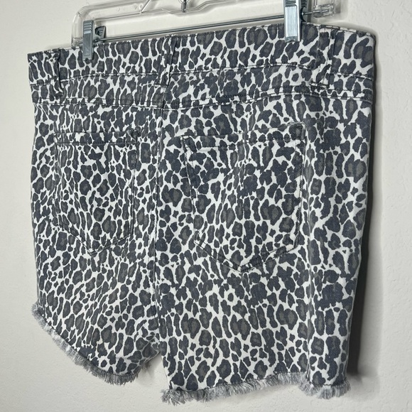 Forever 21+ Women's Leopard Print Denim Shorts - Picture 5 of 5